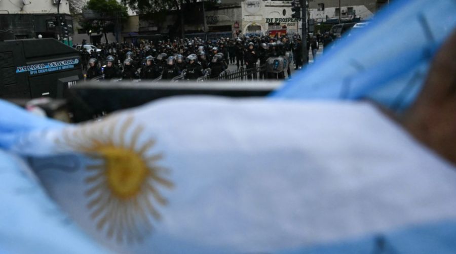 La policía antidisturbios forma una fila durante una protesta frente al Congreso Nacional en Buenos Aires el 6 de agosto de 2026