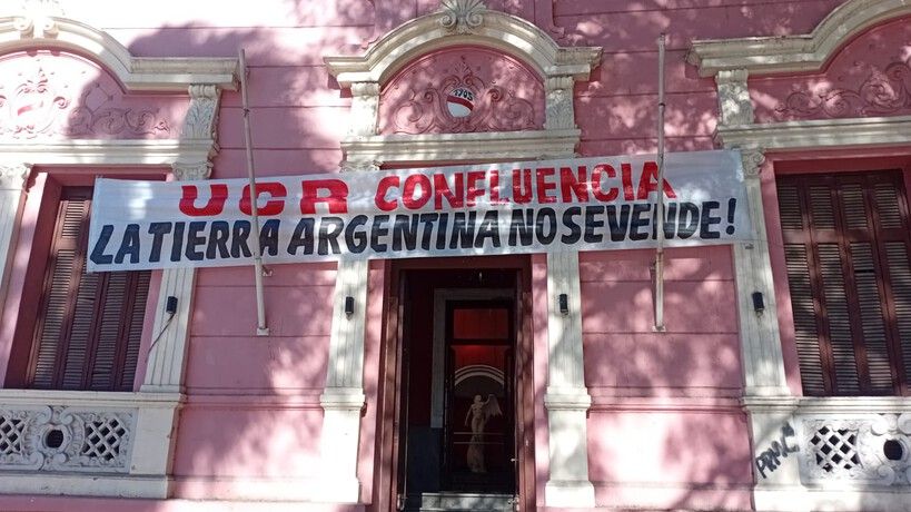 Pancarta de Mestre contra la extranjerización de tierras