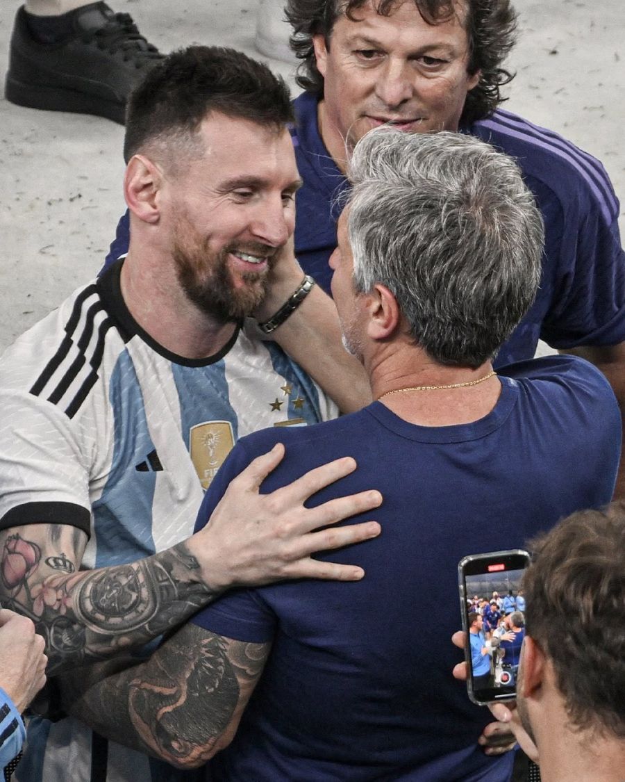 Jorge Messi saludando a su hijo Lionel Messi tras conseguir la Copa del Mundo en Qatar 2022