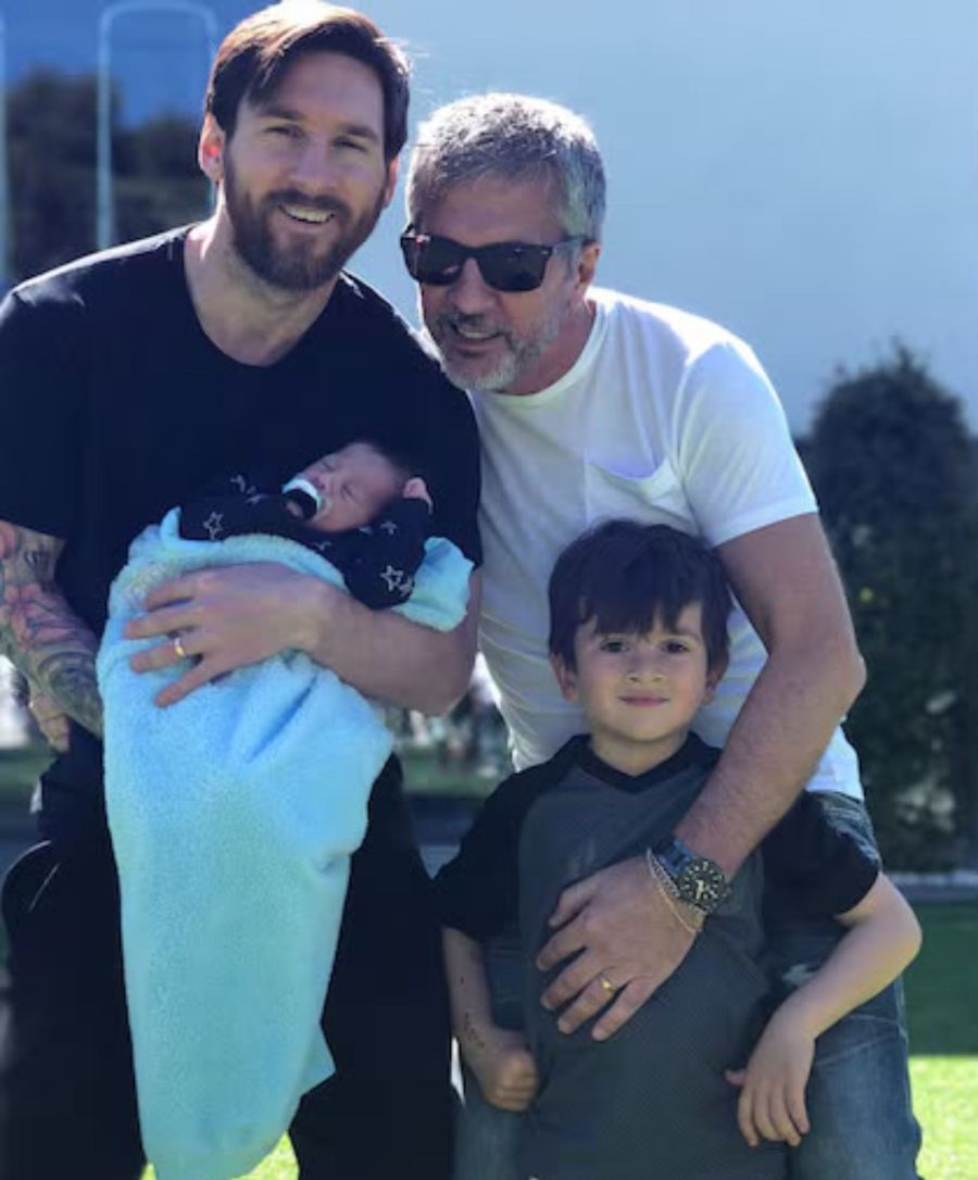 Jorge Messi y sus nietos