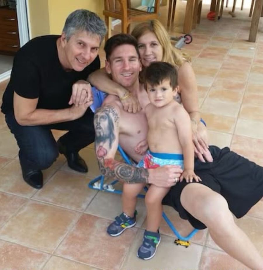 Jorge Messi y sus nietos
