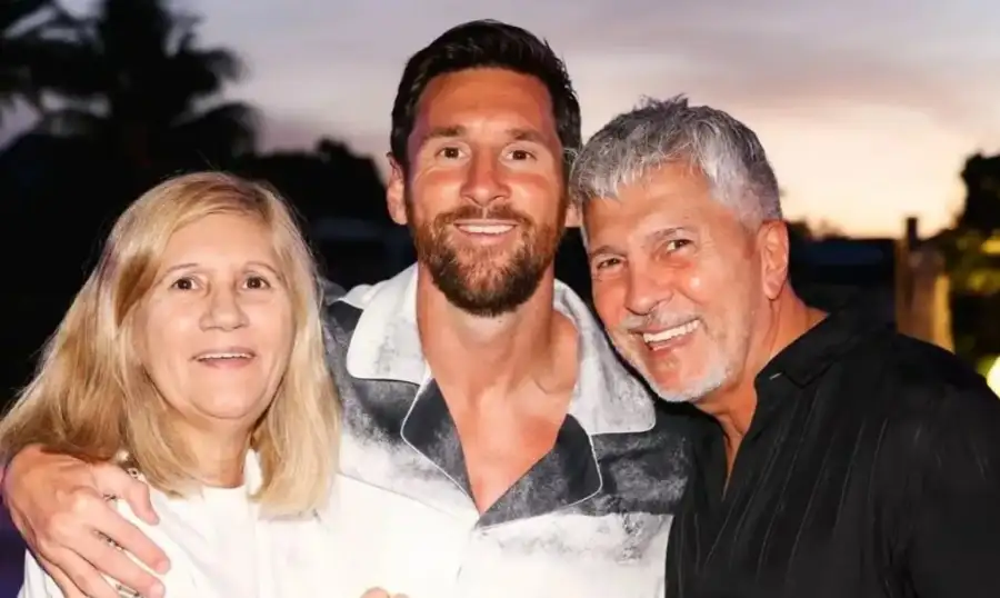 Lionel Messi con sus padres, Celia y Jorge Messi