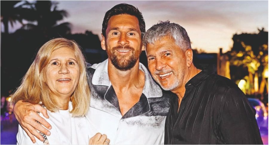 Lionel Messi junto a sus padres