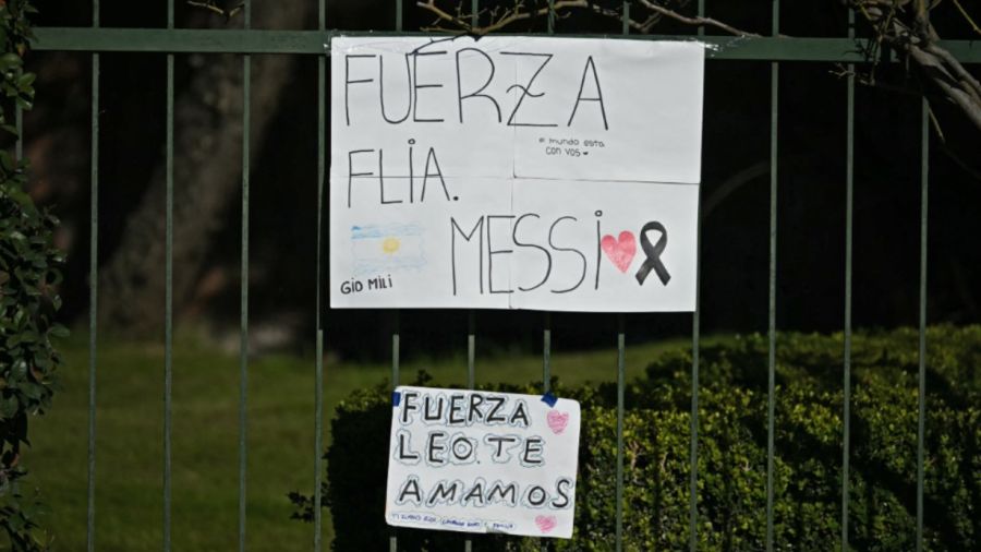Carteles de fuerza familia Messi en las cercas del cementerio El Prado