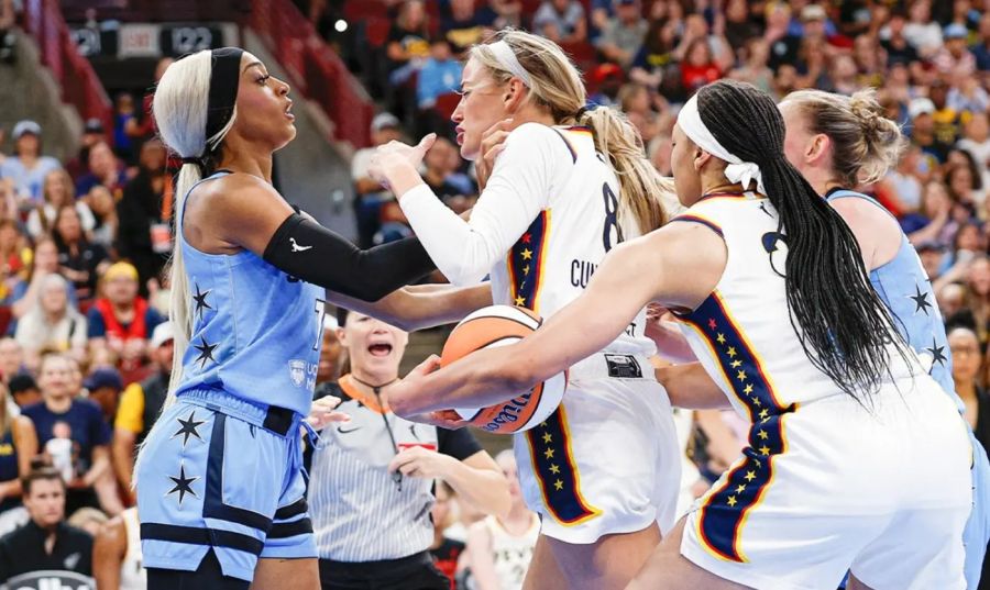 Después de golpear a Sophie Cunningham, DiJonai Carrington la agarró del cuello