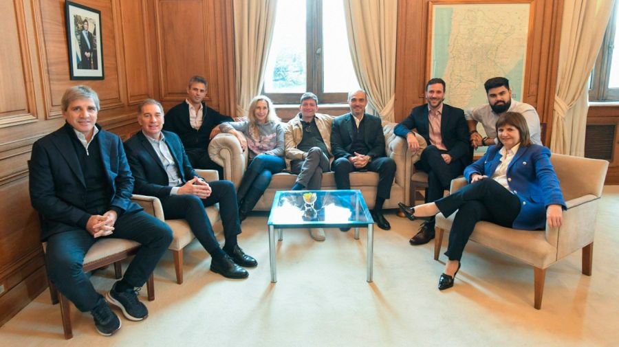 El Gobierno negocia con gobernadores y la mesa política convoca a Sturzenegger.