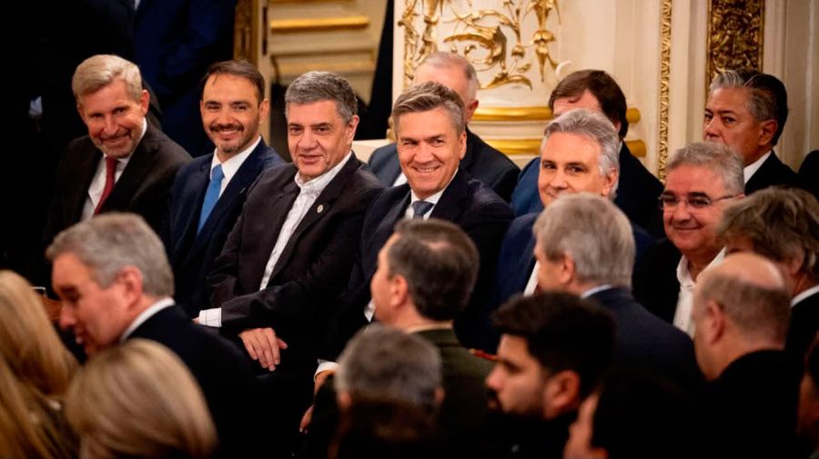 El Gobierno negocia con gobernadores y la mesa política convoca a Sturzenegger.