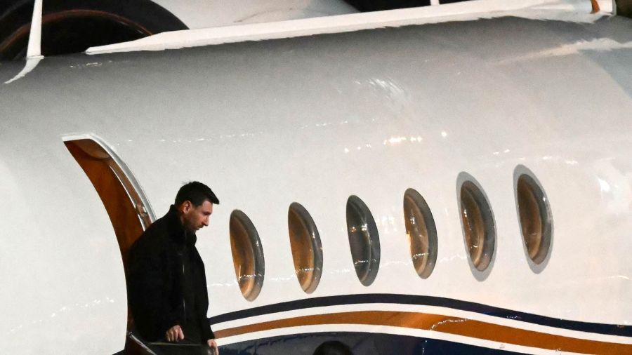 Fotogaleria El astro del fútbol argentino, Lionel Messi, llega al Aeropuerto Internacional de las Islas Malvinas tras el fallecimiento de su padre, Jorge Messi, en Rosario, provincia de Santa Fe, Argentina