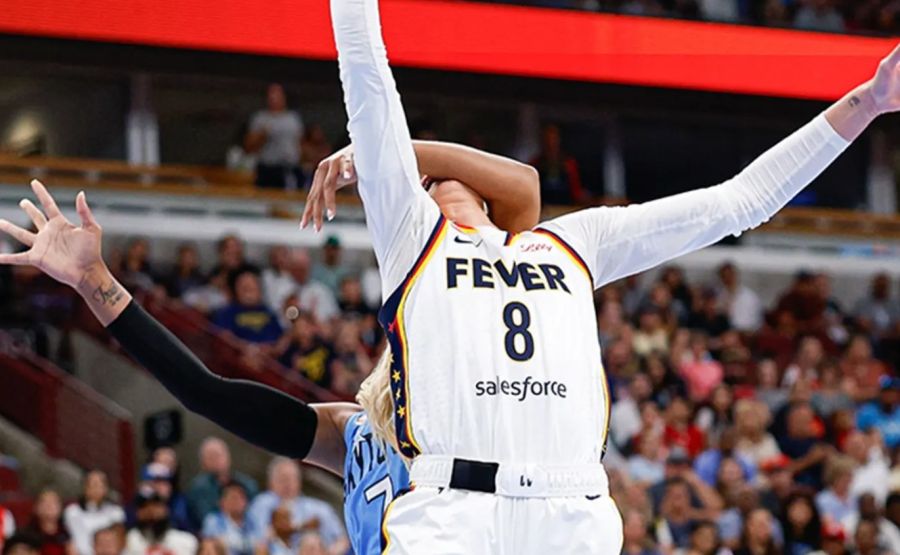 La base de Chicago Sky, DiJonai Carrington, comete una falta flagrante de tipo 2 contra la base de Indiana Fever, Sophie Cunningham