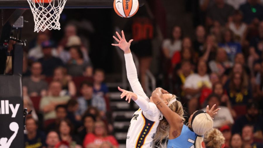 La base de Chicago Sky, DiJonai Carrington, comete una falta flagrante de tipo 2 contra la base de Indiana Fever, Sophie Cunningham