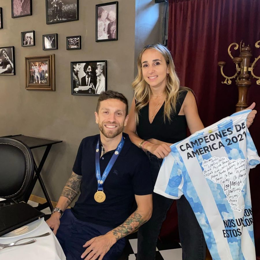 Papu Gómez y Linda Raff