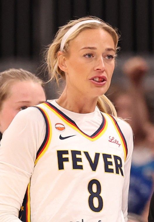 Sophie Cunningham con su labio sangrando tras el golpe de DiJonai Carrington
