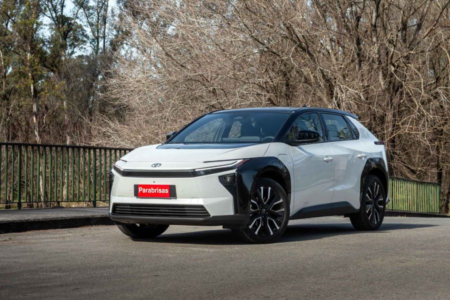 Lo mejor y lo peor del bZ4X, el primer auto eléctrico que Toyota vende en Argentina