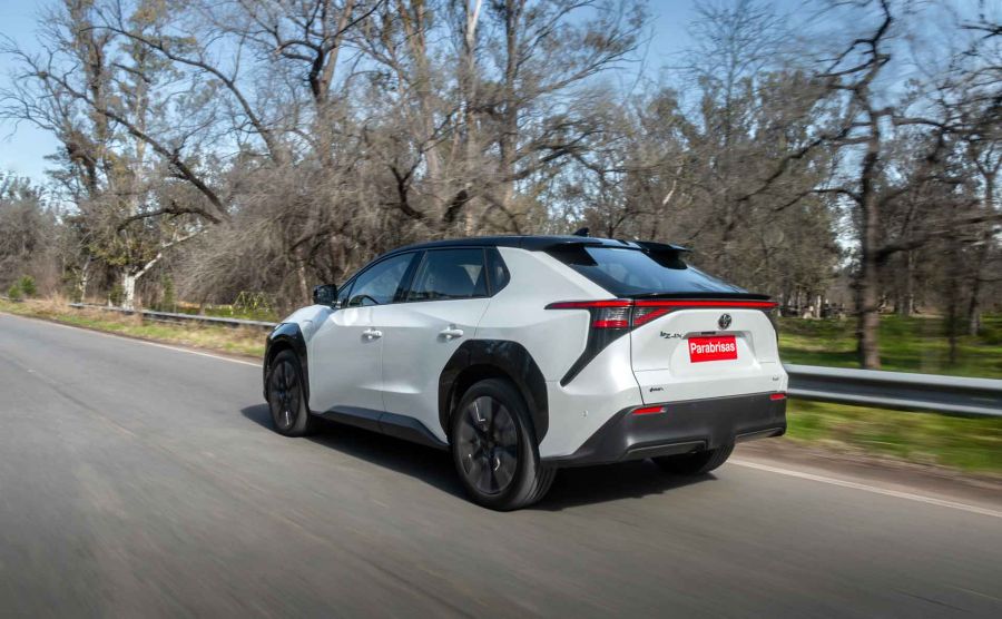Lo mejor y lo peor del bZ4X, el primer auto eléctrico que Toyota vende en Argentina