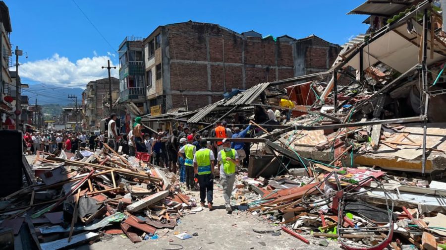 Los equipos de rescate buscan sobrevivientes en un edificio derrumbado tras un terremoto en Pereira, Colombia, el 10 de agosto de 2026