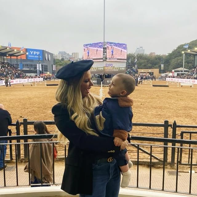 Alejandra Maglietti con su hijo Manu