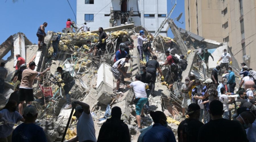 La gente busca sobrevivientes entre los escombros de un edificio derrumbado tras un terremoto en Cali, Colombia, el 10 de agosto de 2026