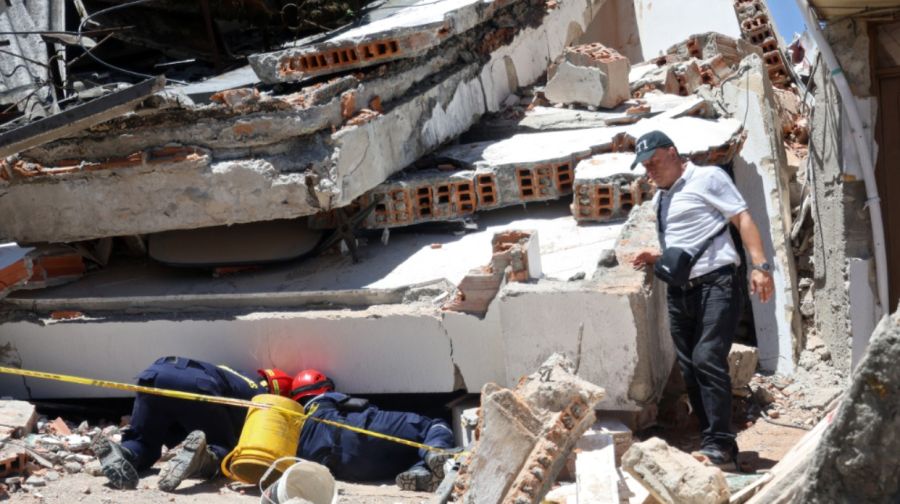 Los equipos de rescate buscan sobrevivientes en un edificio derrumbado tras un terremoto en Manizales, Colombia, el 10 de agosto de 2026