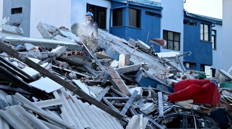 Un bombero busca sobrevivientes entre los escombros de un edificio derrumbado tras un terremoto en Pereira, Colombia, el 11 de agosto de 2026