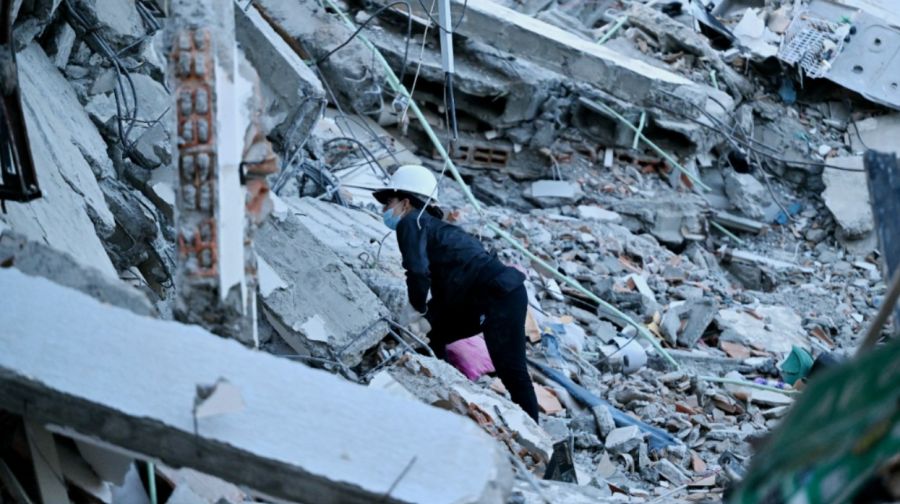 Una mujer observa el interior de una casa derrumbada tras un terremoto en Pereira, Colombia, el 11 de agosto de 2026