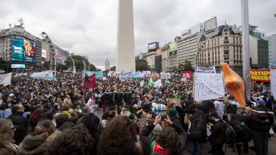 Banderazo de la ciencia en el Obelisco 12082026