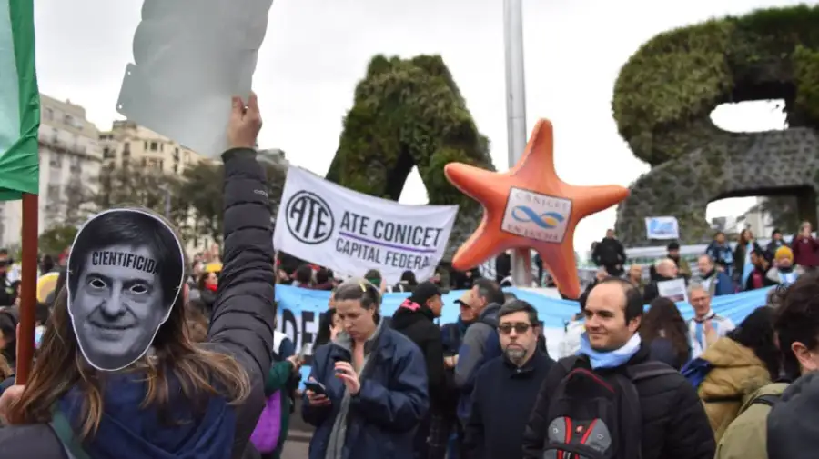 Banderazo de la ciencia en el Obelisco