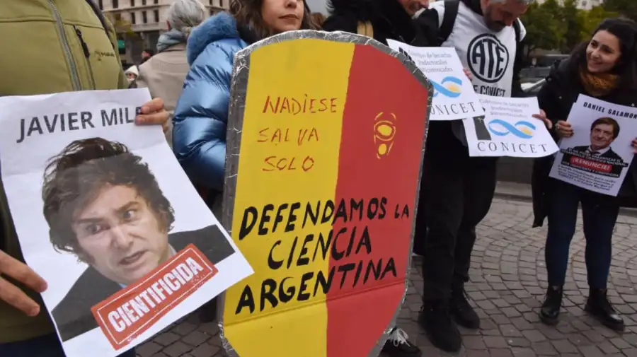 Banderazo de la ciencia en el Obelisco