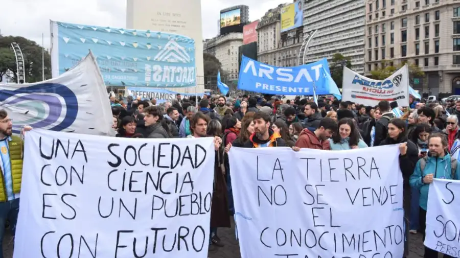 Banderazo de la ciencia en el Obelisco
