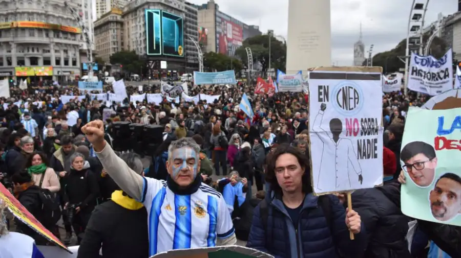 Banderazo de la ciencia en el Obelisco