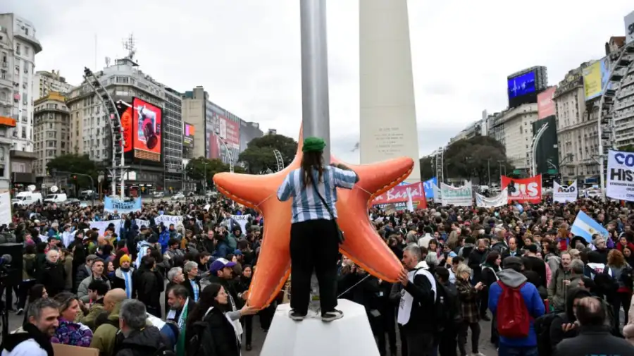 Banderazo de la ciencia en el Obelisco