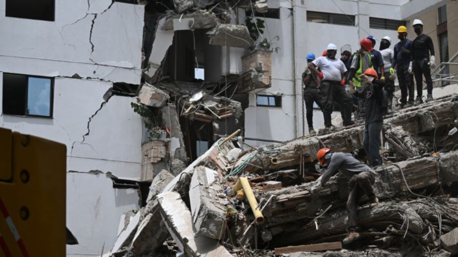 Equipos de rescate y voluntarios buscan sobrevivientes entre los escombros de un edificio derrumbado tras un terremoto ocurrido en Cali, Colombia, el 12 de agosto de 2026