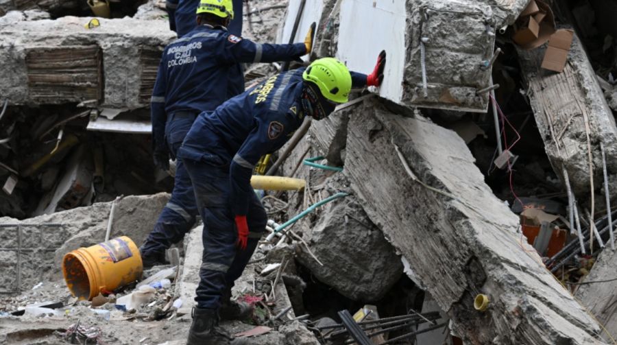 Los bomberos colombianos buscan sobrevivientes entre los escombros de un edificio derrumbado tras un terremoto ocurrido en Cali, Colombia, el 12 de agosto de 2026