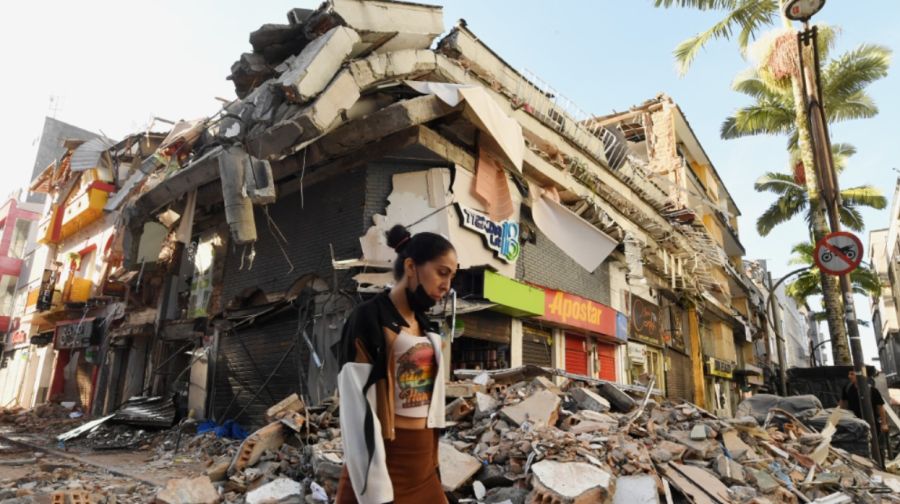 Una mujer pasa junto a los escombros de un edificio derrumbado tras un terremoto en Pereira, Colombia, el 11 de agosto de 2026