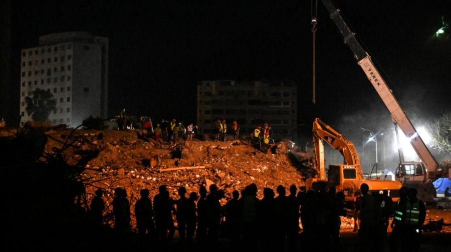 Voluntarios de rescate participan en la búsqueda de cuerpos entre los escombros, 46 días después de los terremotos de magnitud 7,2 y 7,5 que sacudieron La Guaira, Venezuela, el 9 de agosto de 2026