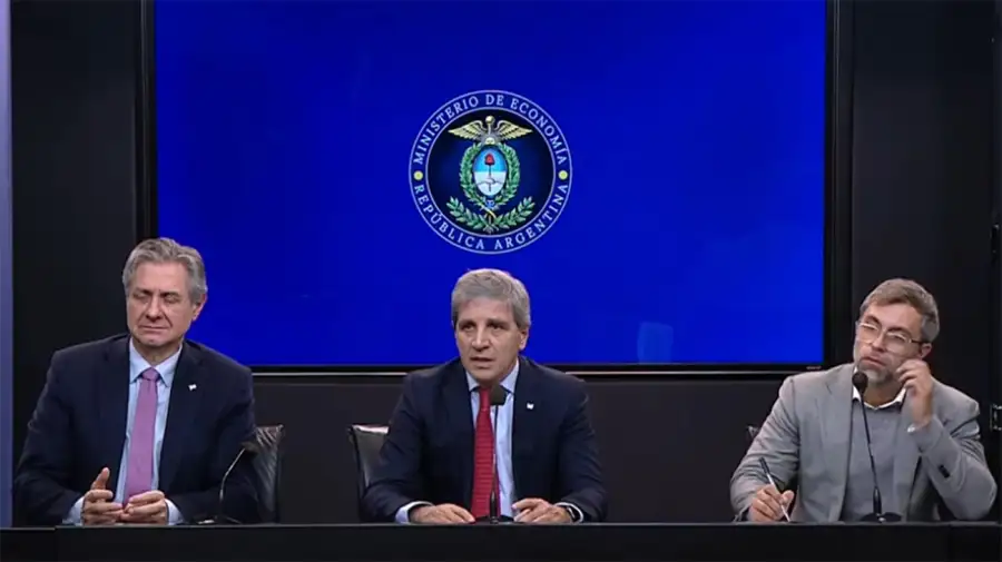 Caputo encabezó la conferencia de prensa en Economía.