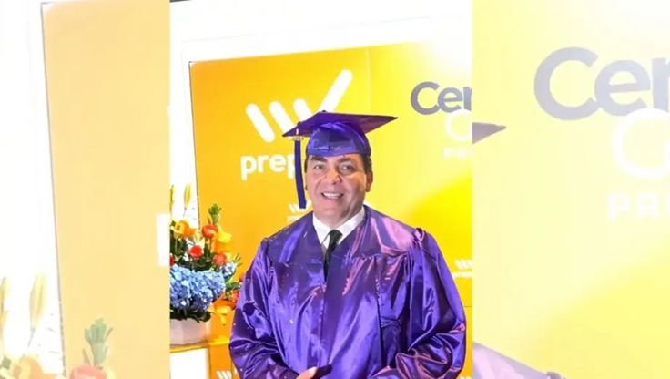 Cristian Castro terminó la secundaria