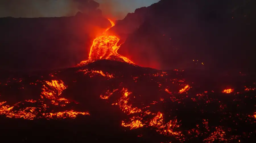 El Volcán Etna entró en erupción: Turistas varados por vuelos cancelados