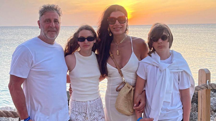  Isabella y Paul, los hijos de Flor de la V