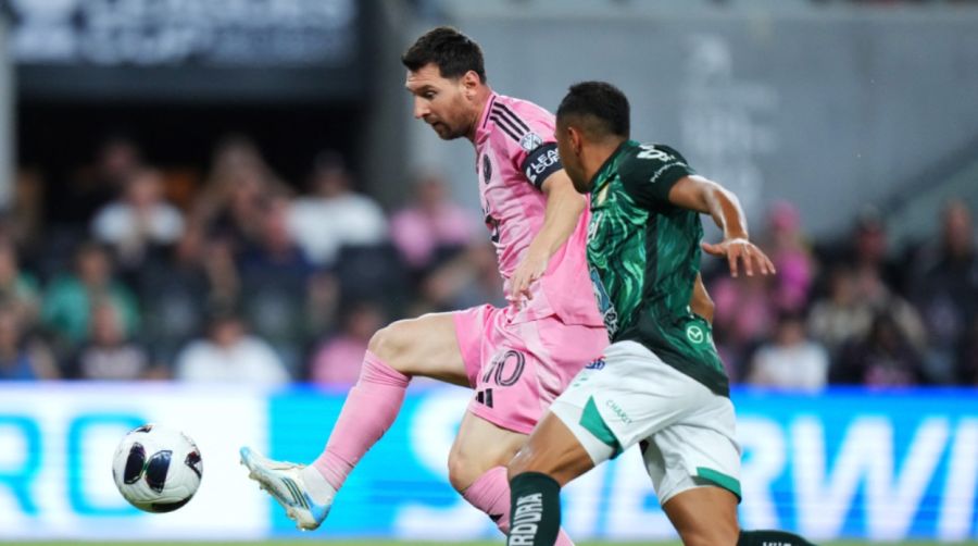 Lionel Messi, número 10 del Inter Miami CF, controla el balón durante el partido de la primera fase de la Leagues Cup entre el Inter Miami CF y el León, disputado en el Nu Stadium el 12 de agosto de 2026