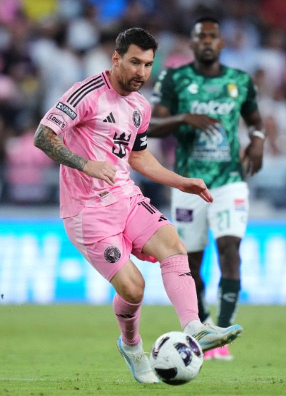 Lionel Messi, número 10 del Inter Miami CF, controla el balón durante el partido de la primera fase de la Leagues Cup entre el Inter Miami CF y el León en el Nu Stadium, el 12 de agosto de 2026 en Miami