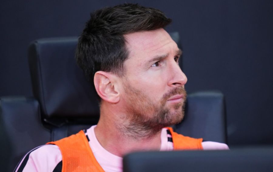Lionel Messi, número 10 del Inter Miami CF, observa desde la banca de suplentes antes del partido de la primera fase de la Leagues Cup entre el Inter Miami CF y el León en el Nu Stadium, el 12 de agosto de 2026 en Miami