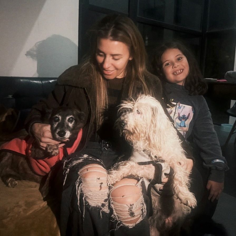 Mariana Brey con su hija Juana y los dos perros de Leandro Rud