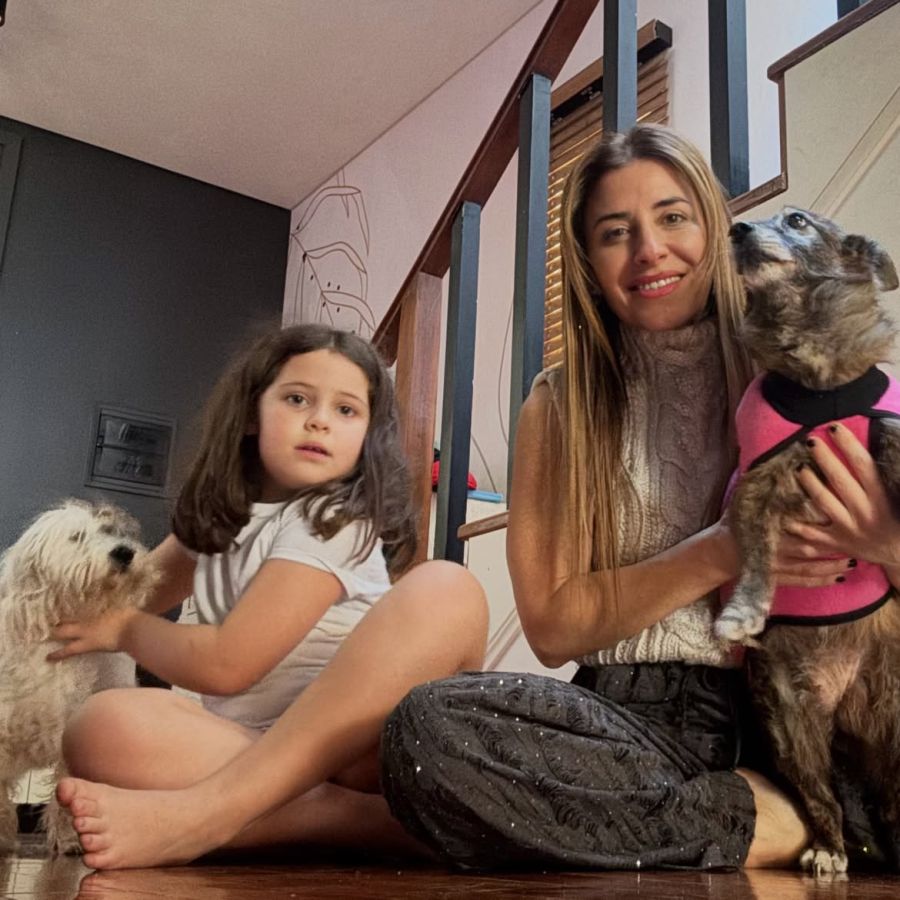 Mariana Brey con su hija Juana y los dos perros de Leandro Rud