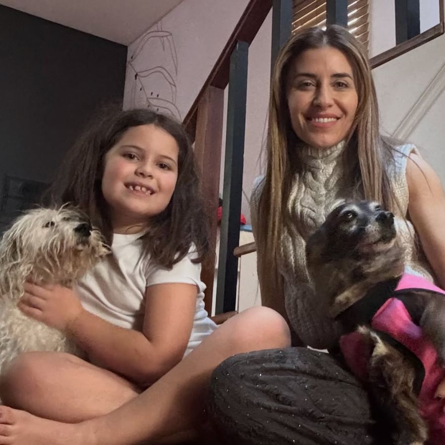 Mariana Brey con su hija Juana y los dos perros de Leandro Rud