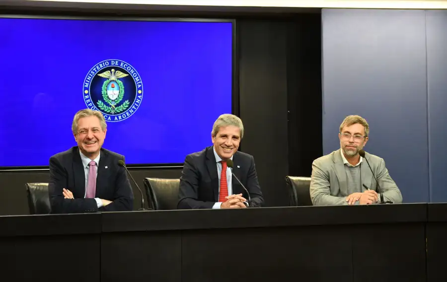 Luis Caputo, José Luis Daza y Federico Furiase en conferencia de prensa