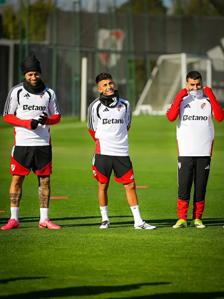 Otamendi. Almada y Correa