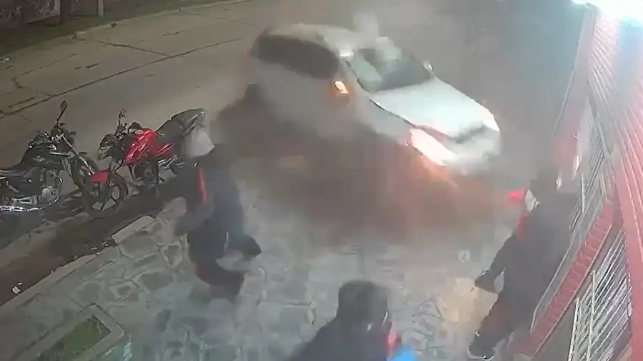 Camioneta volcó y chocó contra un almacén en Mar del Plata
