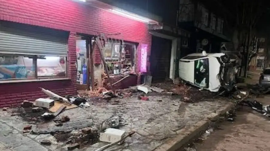 Camioneta volcó y chocó contra un almacén en Mar del Plata