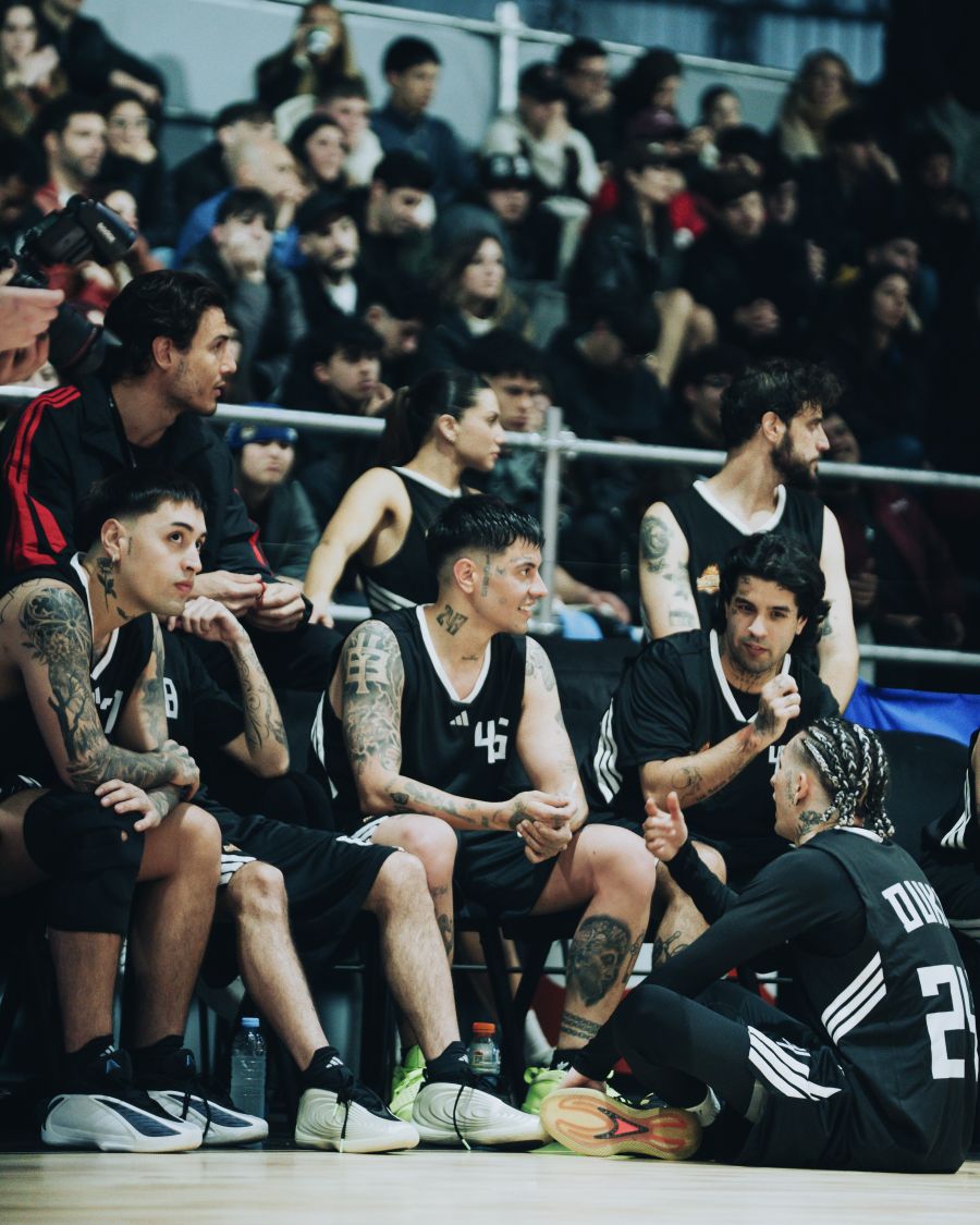 Duki junto a su equipo
