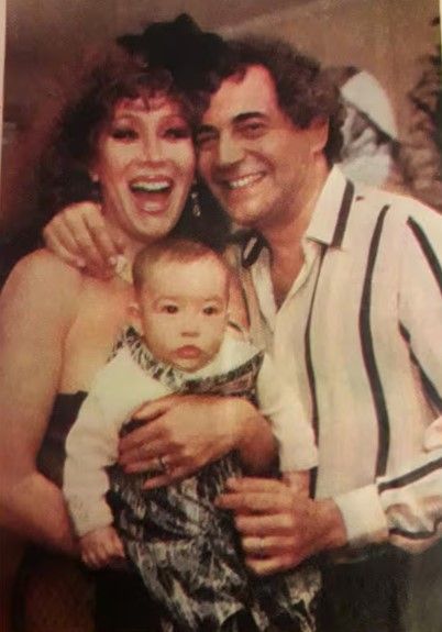 Sofía Gala recién nacida, en brazos de Moria Casán y Mario Castiglione